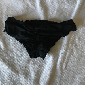 Scrunchy/cheeky black bikini bottoms!